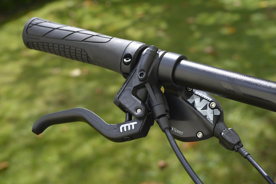 Damping of a Carbon Mountain Bike vs. Aluminum: Image of mountain bike handlebar