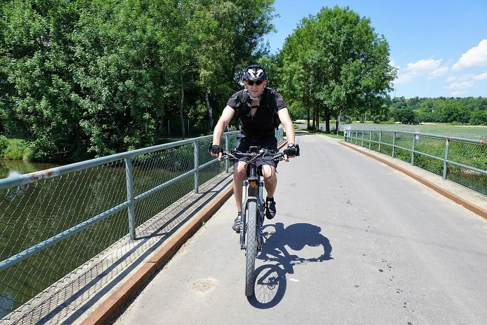 Should Your Feet Touch the Ground on a Bicycle: Image of man biking