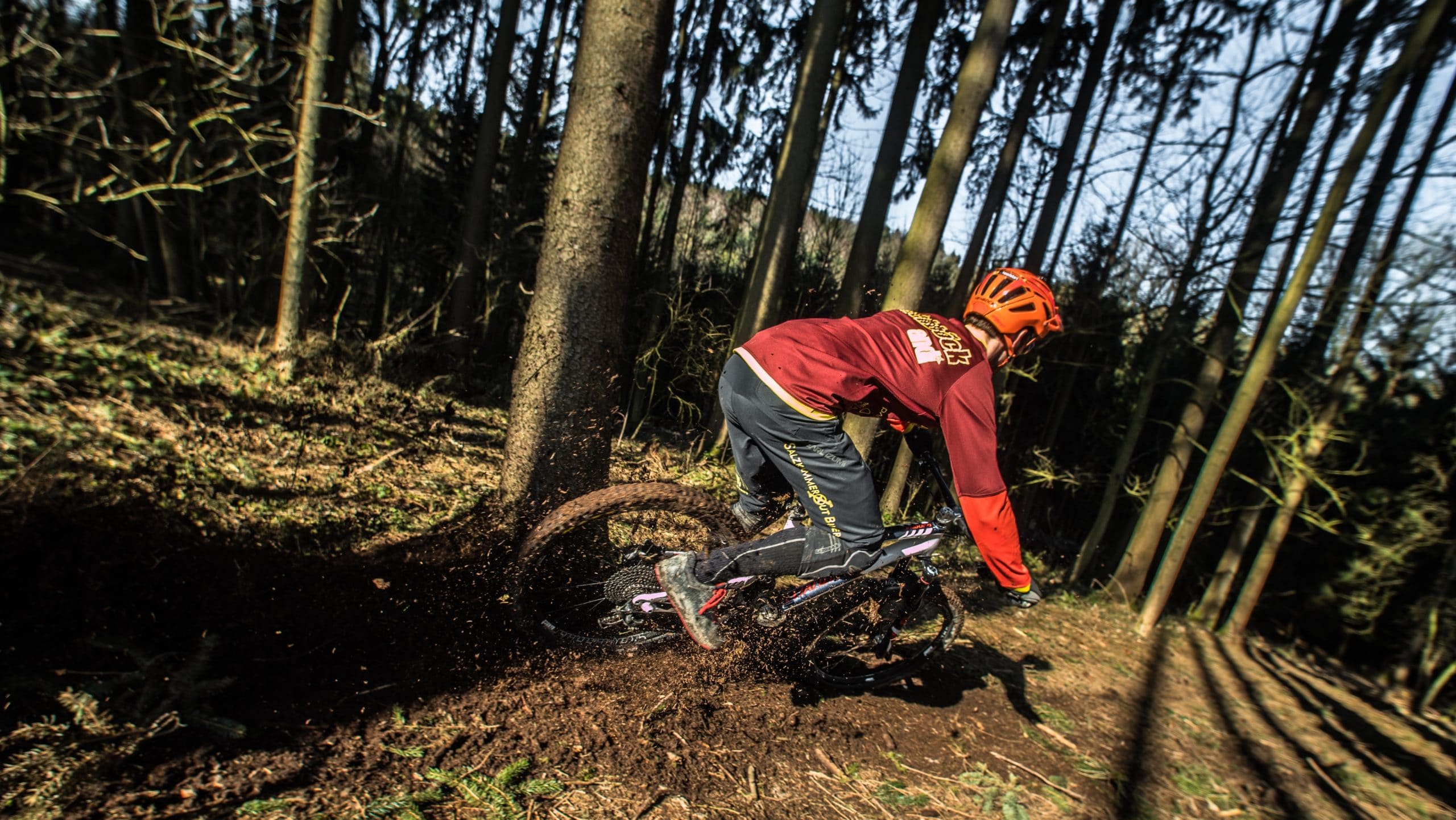 Weight of a Carbon Mountain Bike vs. Aluminum: Image of mountain biker with helmet