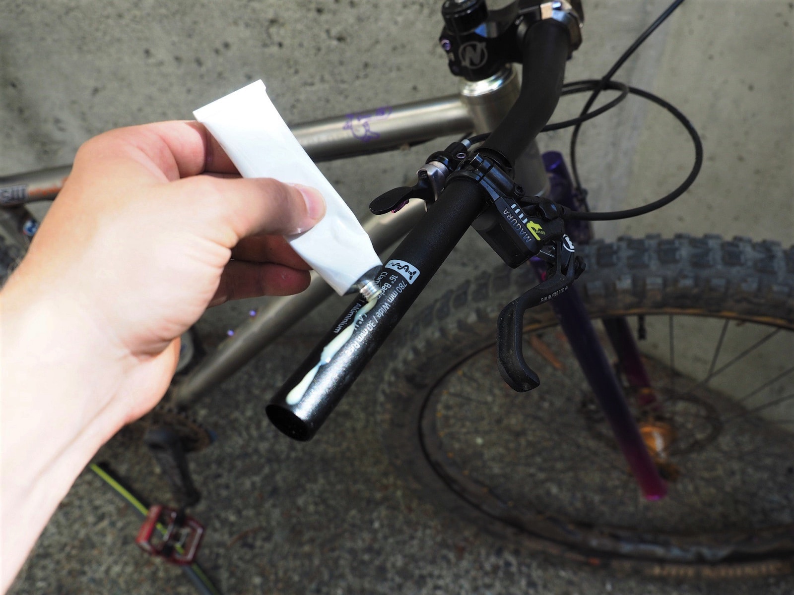 Long clearance mtb grips