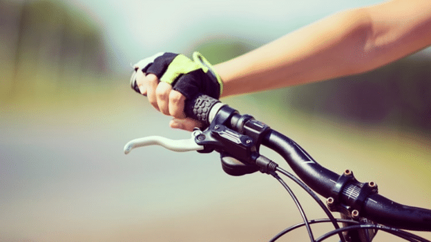 Hold mountain bike grips with all fingers on the grip but still close to the cockpit