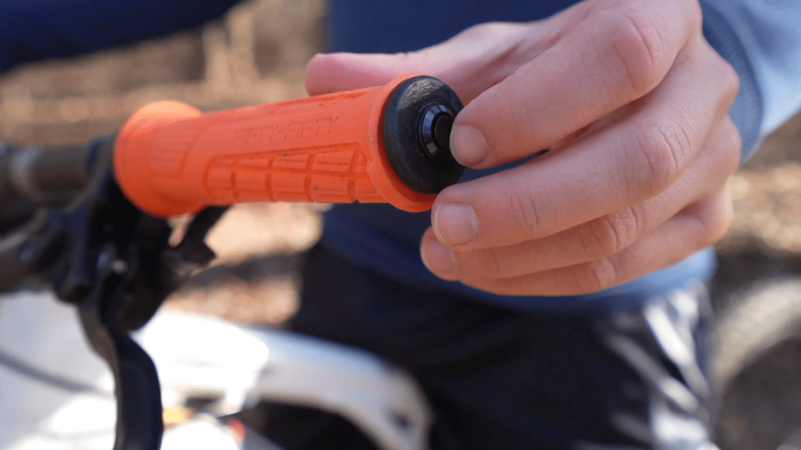 Choose these slide-on mountain bike grip heaters that are easy to use.