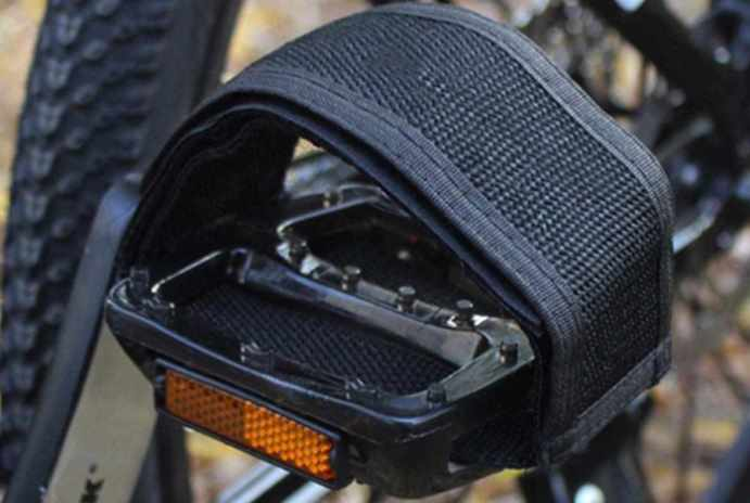 Pedal straps like these are made up of two parts that are attached to the bicycle pedal and go over the rider’s feet. 
