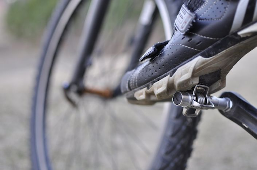 As with pedal straps, using clipless pedals is only dangerous if the rider is not used to using them.