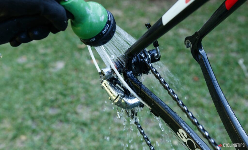 Rinse the remaining soapy residue from your mountain bike chain after cleaning it. 