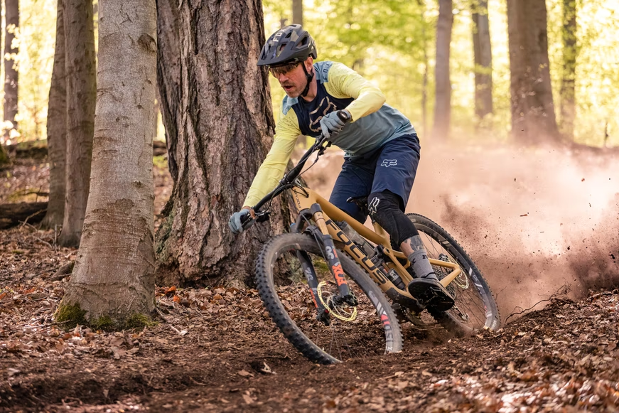 Install mudguards that have an adjustable mounting system to be sure that they will be compatible with your mountain bike tires and provide protection on tough trails.