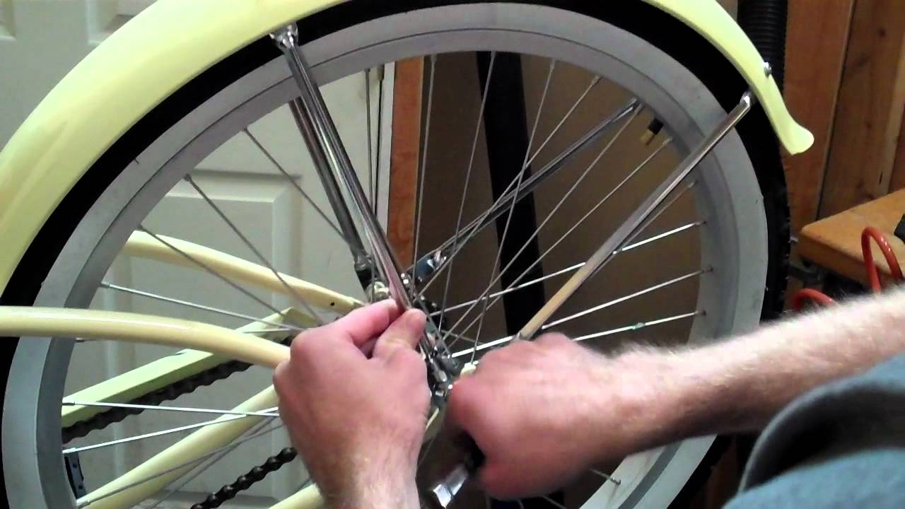 Install your rear mudguard using the two support rods that are attached to the eyelets of the rear wheel of your mountain bike.