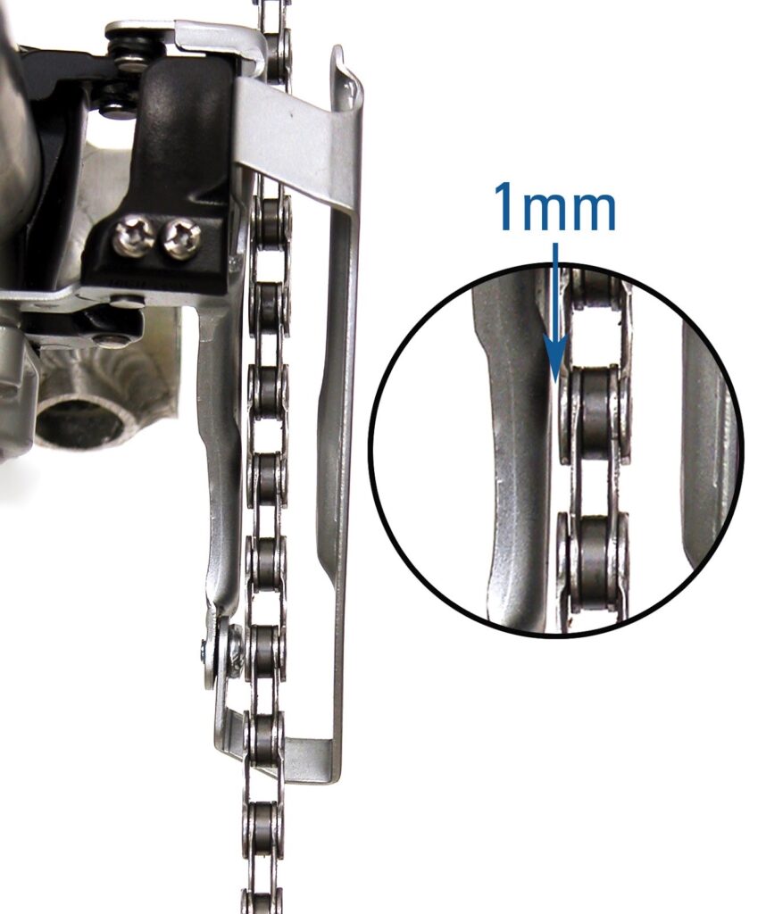 Adjust the L-screw until there is a 1 mm gap between the inner chain plate and the inner cage plate.