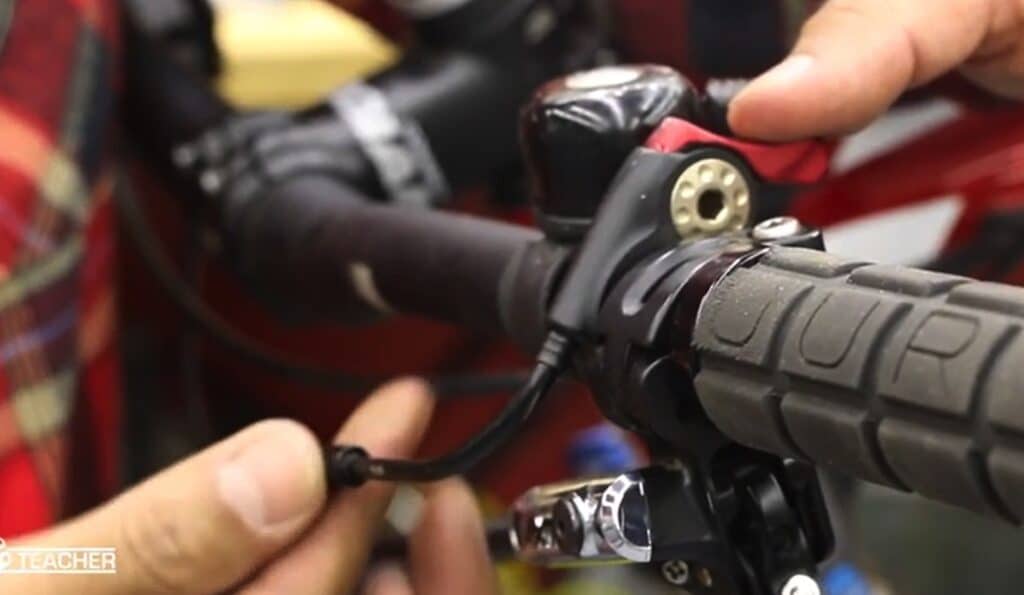 Increase the tension of the mountain bike seat dropper cable to repair it if it is loose.