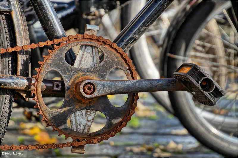 To protect your mountain bike chain and drivetrain from becoming totally rusted like this, be sure to lubricate it after cleaning and drying it thoroughly.