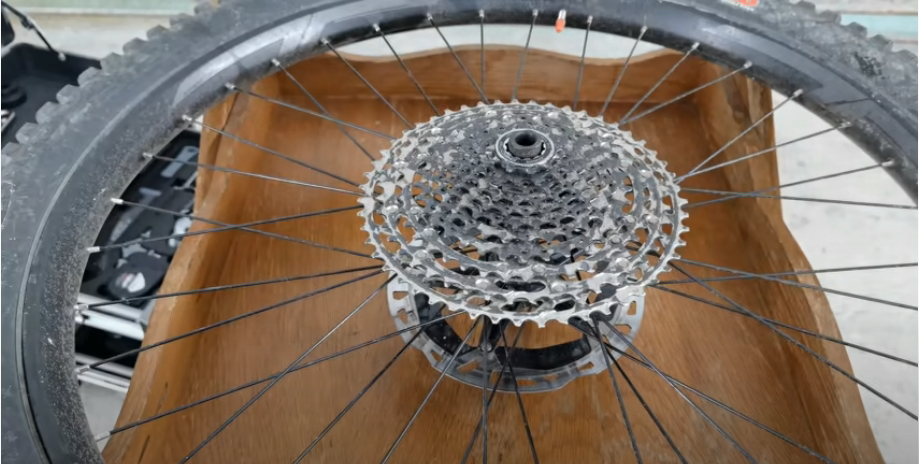 Lie the wheel flat with the cassette facing up.to make cleaning the gears easier.
