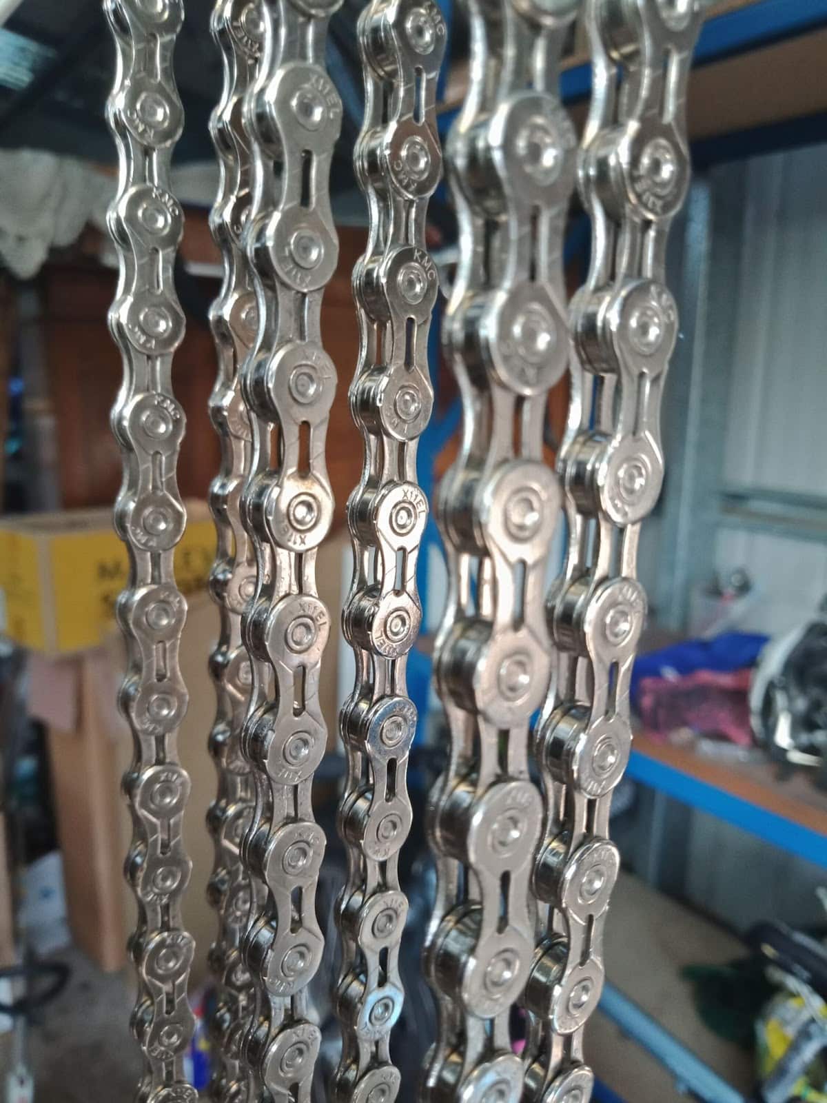 When comparing chains that have been lubed with mountain bike wax vs. chain lube, mountain bike wax seems to keep chains cleaner.