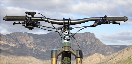A regular mountain bike handlebar width enables you to use a variety of different grips.